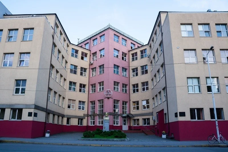 В областной клинической больнице полностью заменили оборудование двух лифтов