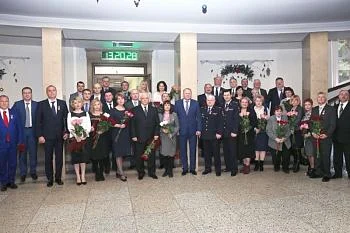 Глава региона вручил медицинским работникам региона государственные награды Глава региона вручил медицинским работникам региона государственные награды